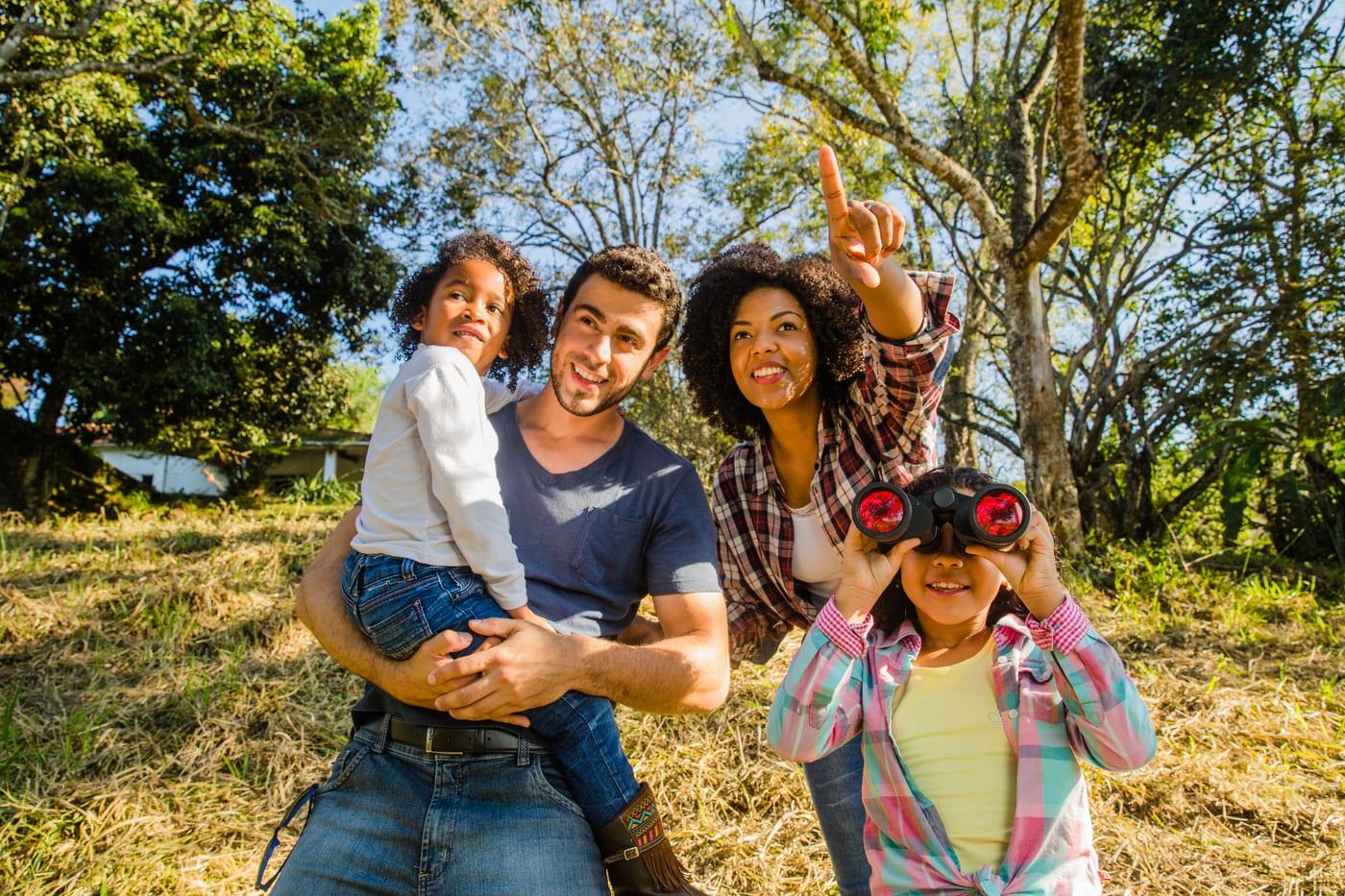 Família sorrindo ao ar livre, ilustrando o novo lar em Guarulhos
